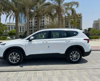 Bilutleie av Hyundai Santa Fe 2023 i i De Forente Arabiske Emirater, inkluderer ✓ Bensin drivstoff og 160 hestekrefter ➤ Starter fra 180 AED per dag.