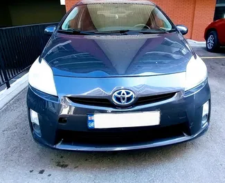 Kiralık bir Toyota Prius Tiflis'te, Gürcistan ön görünümü ✓ Araç #6579. ✓ Otomatik TM ✓ 4 yorumlar.