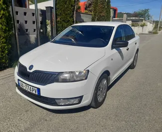 Sprednji pogled najetega avtomobila Skoda Rapid v v Tirani, Albanija ✓ Avtomobil #6534. ✓ Menjalnik Samodejno TM ✓ Mnenja 1.
