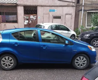 Najem avtomobila Toyota Prius C 2013 v v Gruziji, z značilnostmi ✓ gorivo Hibridni in 96 konjskih moči ➤ Od 62 GEL na dan.