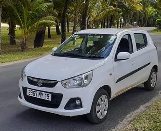 Vista frontal de un Suzuki Alto de alquiler en el aeropuerto de Mauricio, Mauricio ✓ Coche n.º 6589. ✓ Automático TM ✓ 0 opiniones.