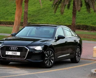 Vista frontal de um aluguel Audi A6 no Dubai, Emirados Árabes Unidos ✓ Carro #6640. ✓ Transmissão Automático TM ✓ 0 avaliações.