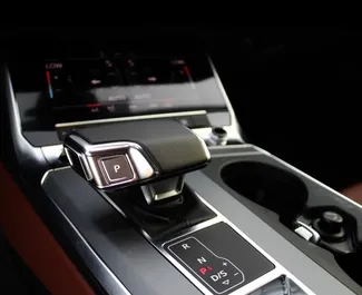 Audi A6 2023 tilgjengelig for leie i Dubai, med 250 km/dag kilometergrense.