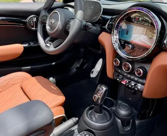 ドバイにてでのレンタル用Mini John Cooper Works Convertible 2023のガソリン 2.0Lエンジン。