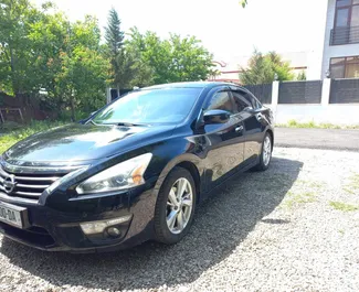 Vista frontal de un Nissan Altima de alquiler en Tiflis, Georgia ✓ Coche n.º 6595. ✓ Automático TM ✓ 1 opiniones.