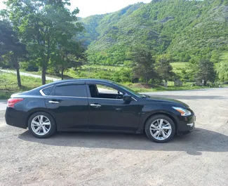 Petrol 2.5L engine of Nissan Altima 2014 for rental in Tbilisi.