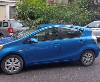 Najem Toyota Prius C. Avto tipa Ekonomičen, Udobje za najem v v Gruziji ✓ Brez depozita ✓ Možnosti zavarovanja: TPL.