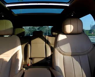 Interior do Range Rover Vogue para aluguer nos Emirados Árabes Unidos. Um excelente carro de 5 lugares com transmissão Automático.