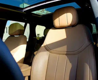 Bilutleie av Range Rover Vogue 2023 i i De Forente Arabiske Emirater, inkluderer ✓ Bensin drivstoff og 525 hestekrefter ➤ Starter fra 2400 AED per dag.