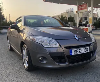 Vista frontale di un noleggio Renault Megane Cabrio a Limassol, Cipro ✓ Auto #3964. ✓ Cambio Automatico TM ✓ 2 recensioni.