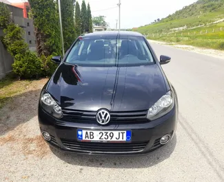 Vista frontal de un Volkswagen Golf 6 de alquiler en Tirana, Albania ✓ Coche n.º 6552. ✓ Automático TM ✓ 0 opiniones.