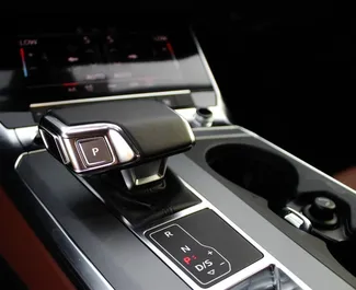 Audi A6 2023 araç kiralama BAE'de, ✓ Benzin yakıt ve 255 beygir gücü özellikleriyle ➤ Günde başlayan fiyatlarla 550 AED.