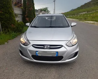 Sprednji pogled najetega avtomobila Hyundai Accent v v Tirani, Albanija ✓ Avtomobil #6533. ✓ Menjalnik Priročnik TM ✓ Mnenja 1.