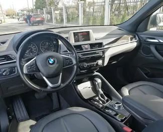 محرك البنزين بسعة 2,0 لتر لسيارة BMW X1 2020 للإيجار في في تبليسي.