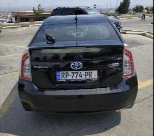 조지아에서에서 대여하는 Toyota Prius 2013 차량, 특징: ✓하이브리드 연료 및 134마력 ➤ 하루 67 GEL부터 시작.
