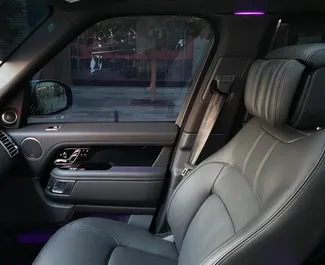 Aluguel de carro Range Rover Vogue 2020 nos Emirados Árabes Unidos, com ✓ combustível Gasolina e 525 cavalos de potência ➤ A partir de 980 AED por dia.