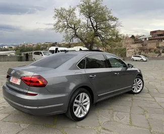 Орендуйте Volkswagen Passat 2019 в Грузії. Паливо: Бензин. Потужність: 206 к.с. ➤ Вартість від 140 GEL за добу.