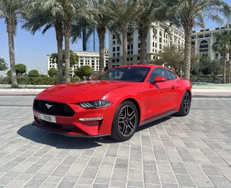 Vista frontal de un Ford Mustang Coupe de alquiler en Dubai, EAU ✓ Coche n.º 5118. ✓ Automático TM ✓ 1 opiniones.
