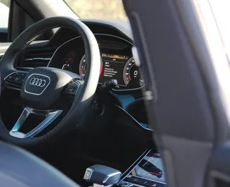 Audi Q8 2021 tilgjengelig for leie i Dubai, med 250 km/dag kilometergrense.
