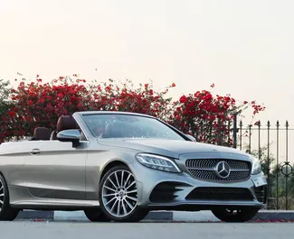 Frontvisning av en leiebil Mercedes-Benz C300 Cabrio i Dubai, De Forente Arabiske Emirater ✓ Bil #6642. ✓ Automatisk TM ✓ 3 anmeldelser.