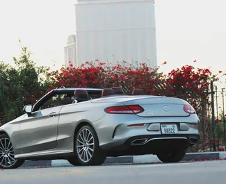 Mercedes-Benz C300 Cabrio 2020 disponível para alugar no Dubai, com limite de quilometragem de 250 km/dia.