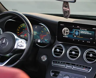 Interior de Mercedes-Benz C300 Cabrio para alquilar en los EAU. Un gran coche de 4 plazas con transmisión Automático.