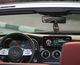 ドバイにてで利用可能なリアドライブシステム搭載のMercedes-Benz C300 Cabrio 2020。