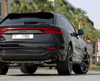 Audi RS Q8 2022 tilgængelig til leje i Dubai, med 250 km/dag kilometertæller grænse.