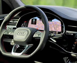 Audi Q8 2022 tilgjengelig for leie i Dubai, med 250 km/dag kilometergrense.