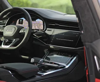 Notranjost Audi Q8 za najem v v ZAE. Odličen avtomobil s 5 sedeži in Samodejno menjalnikom.