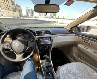 Benzine motor van 1,8L van Suzuki Ciaz 2023 te huur in Dubai.