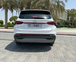 Hyundai Santa Fe 2023 tilgjengelig for leie i Dubai, med 250 km/dag kilometergrense.