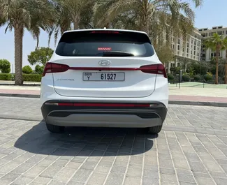 Hyundai Santa Fe 2023 διαθέσιμο για ενοικίαση στο Ντουμπάι, με όριο χιλιομέτρων 250 χλμ/ημέρα.