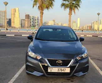 Sprednji pogled najetega avtomobila Nissan Sunny v v Dubaju, ZAE ✓ Avtomobil #6583. ✓ Menjalnik Samodejno TM ✓ Mnenja 0.
