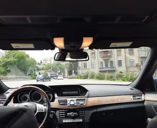 Prenájom auta Mercedes-Benz E-Class 2013 v v Gruzínsku, s vlastnosťami ✓ palivo Benzín a výkon 300 koní ➤ Od 170 GEL za deň.