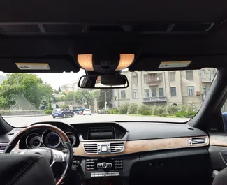 Орендуйте Mercedes-Benz E-Class 2013 в Грузії. Паливо: Бензин. Потужність: 300 к.с. ➤ Вартість від 170 GEL за добу.