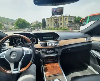 A Mercedes-Benz E-Class beltere bérlésre Grúziában. Nagyszerű 5-üléses autó Automatikus váltóval.