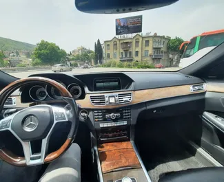 Mercedes-Benz E-Class kiralama için Gürcistan'da iç mekanı. Harika bir 5 koltuklu araba, Otomatik şanzıman ile.