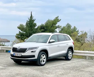 Frontvisning av en leiebil Skoda Kodiaq i Budva, Montenegro ✓ Bil #6526. ✓ Automatisk TM ✓ 0 anmeldelser.