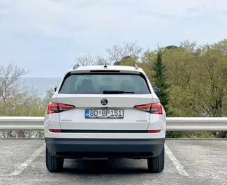 Interiøret til Skoda Kodiaq til leie i Montenegro. En flott 7-seters bil med Automatisk-gir.