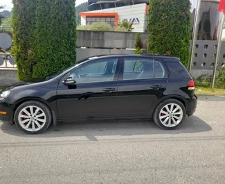 Орендуйте Volkswagen Golf 6 2012 в Албанії. Паливо: Дизель. Потужність: 140 к.с. ➤ Вартість від 27 EUR за добу.