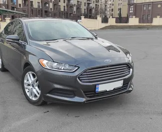 Vista frontal de un Ford Fusion Sedan de alquiler en Tiflis, Georgia ✓ Coche n.º 5625. ✓ Automático TM ✓ 6 opiniones.