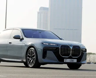 BMW 735i 2023 auto rentimine AÜEs, sisaldab ✓ Bensiin kütust ja 375 hobujõudu ➤ Alates 2050 AED päevas.