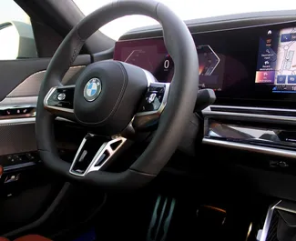 BMW 735i 2023, Dubai'de için kiralık, Günlük 250 km kilometre sınırı ile.