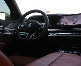 Interiøret til BMW 735i til leie i De Forente Arabiske Emirater. En flott 5-seters bil med Automatisk-gir.