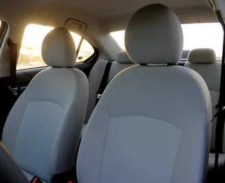 Interior do Mitsubishi Attrage para aluguer nos Emirados Árabes Unidos. Um excelente carro de 5 lugares com transmissão Automático.