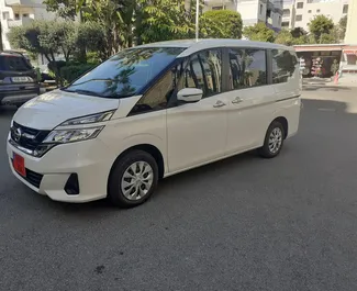 Frontvisning af en udlejnings Nissan Serena i Limassol, Cypern ✓ Bil #6597. ✓ Automatisk TM ✓ 0 anmeldelser.
