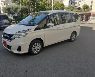 Vista frontal de um aluguel Nissan Serena em Limassol, Chipre ✓ Carro #6597. ✓ Transmissão Automático TM ✓ 0 avaliações.