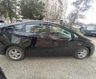 Alquiler de coches Toyota Prius n.º 6815 Automático en el aeropuerto de Kutaisi, equipado con motor de 1,8L ➤ De Nika en Georgia.