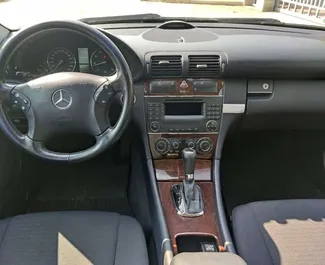 Mercedes-Benz C-Class 2005 için kiralık Benzin 1,8L motor, Tiran'da.